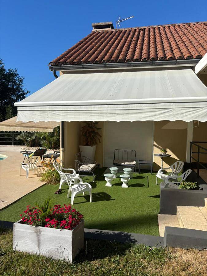 Gîte pour 6 personnes, avec piscine ainsi que balcon et vue à Saint-Jean-Lespinasse - 3