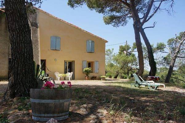 Maison de campagne pour 6 personnes, avec piscine ainsi que jardin et vue