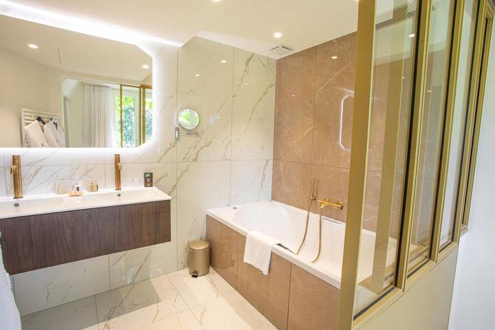 Hôtel pour 2 personnes, avec jacuzzi et piscine ainsi que sauna et jardin, animaux acceptés à Saint-Galmier - 4