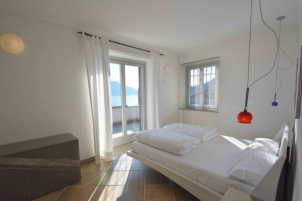 Villa Alborella: A bright four-story villa situated on a promontory facing the lake, with Free Wi-Fi. in Oggebbio, Oggebbio Gemeinde