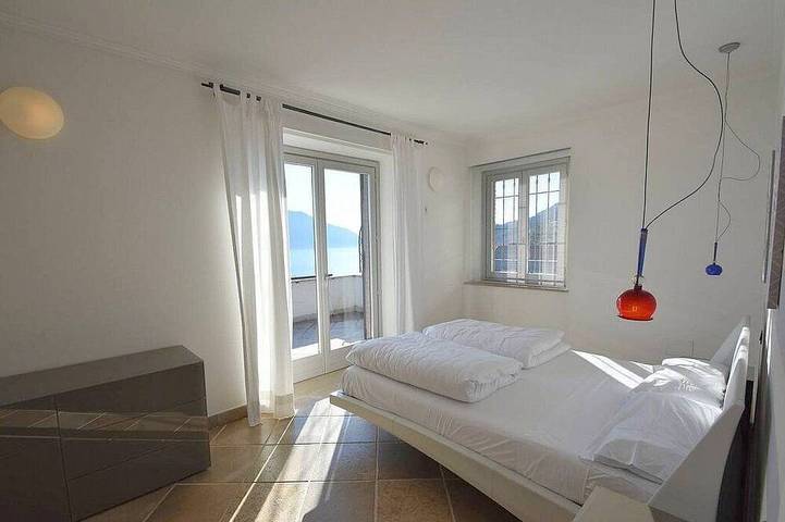 Villa Alborella: A bright four-story villa situated on a promontory facing the lake, with Free Wi-Fi. in Oggebbio, Oggebbio Gemeinde