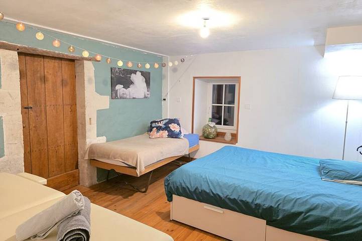 Location de vacances pour 8 personnes, avec jardin et terrasse à Criteuil-la-Magdeleine - 2