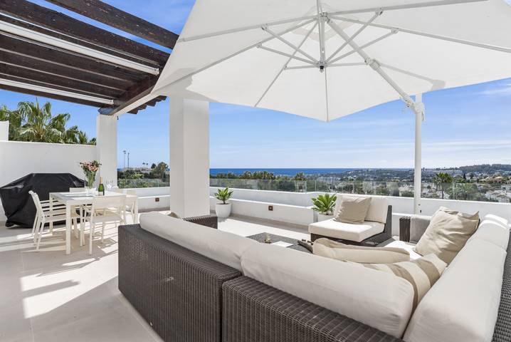 Ferienwohnung für 6 Personen, mit Meerblick und Balkon sowie Terrasse und Garten in Marbella