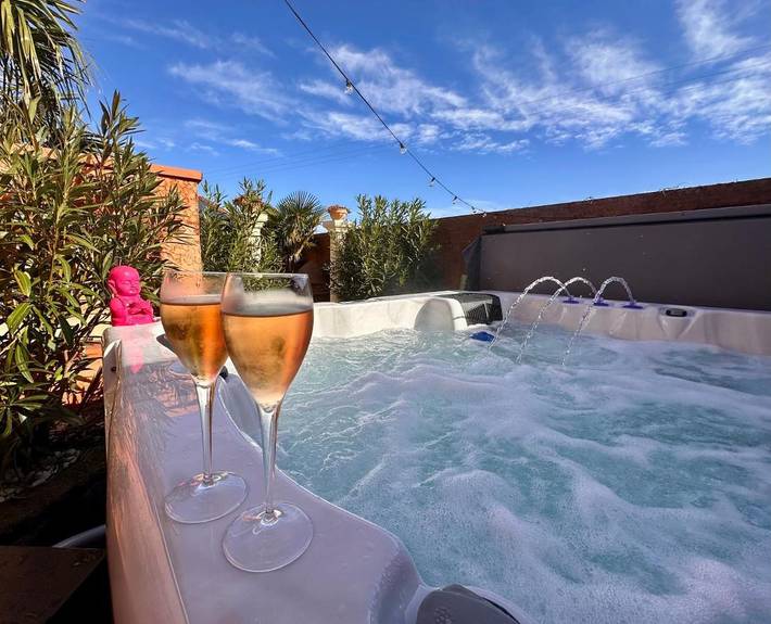 Location de vacances pour 5 personnes, avec jacuzzi ainsi que piscine et jardin à Calmont