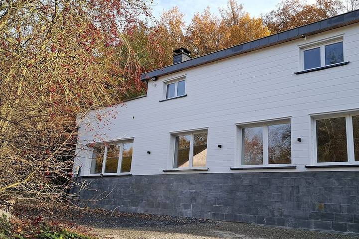 Ferienhaus für 9 Personen, mit Whirlpool und Terrasse sowie Garten