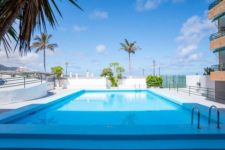 Ferienwohnung für 4 Personen, mit Balkon und Terrasse sowie Garten und Pool
