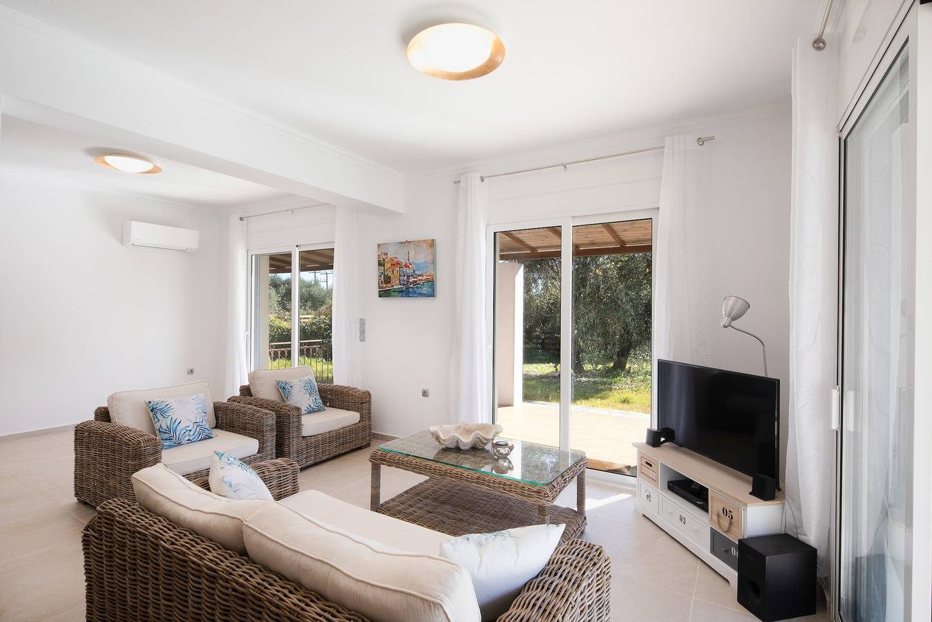 Holiday Home 'Modern Single-story Villa' with Wi-Fi in Μπαρμπάτι, Κέρκυρα