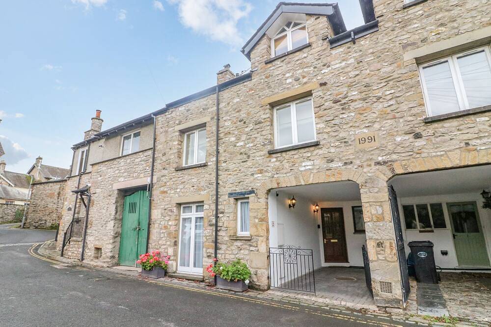 No. 2 The Mews, pet friendly in Kirkby Lonsdale in Kirkby Lonsdale, Yorkshire Dales National Park