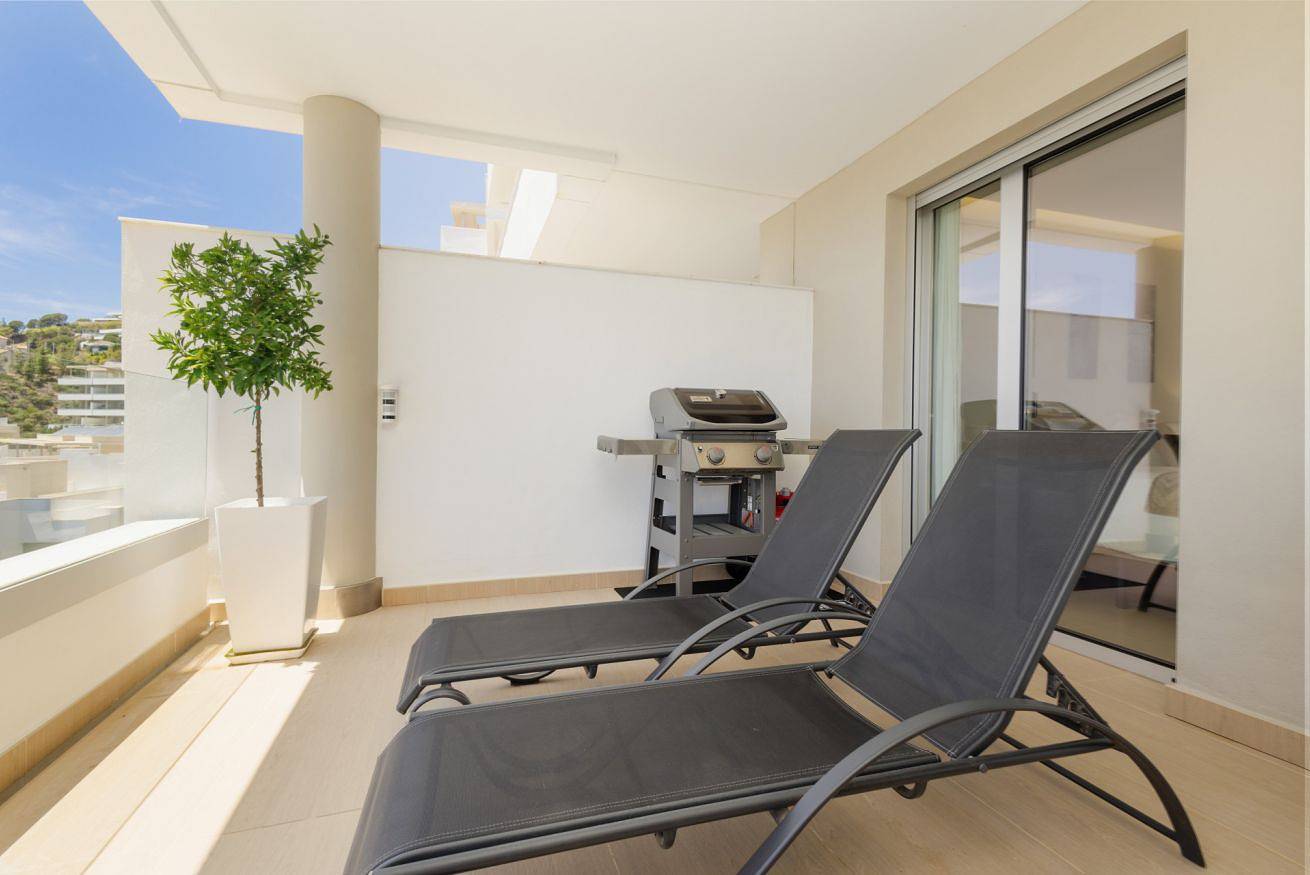 Entire apartment, Modern apartment, with large private terrace and panoramic sea views, in Benahavis in Los Arqueros, Benahavís