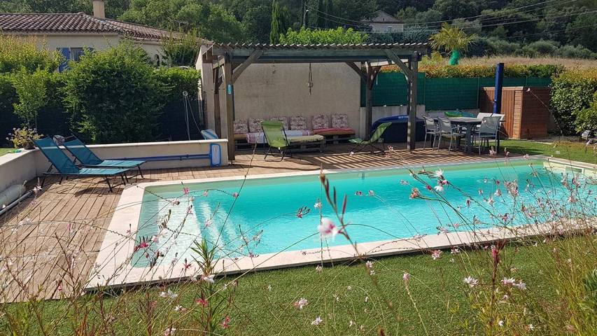 Gîte pour 4 personnes, avec piscine ainsi que jardin et vue à Moulézan