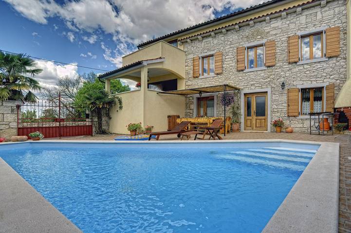 Ferienhaus für 8 Personen, mit Pool und Garten sowie Balkon, kinderfreundlich - 1