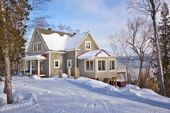Vacation rental for 10 people, with balcony and hot tub in Quebec