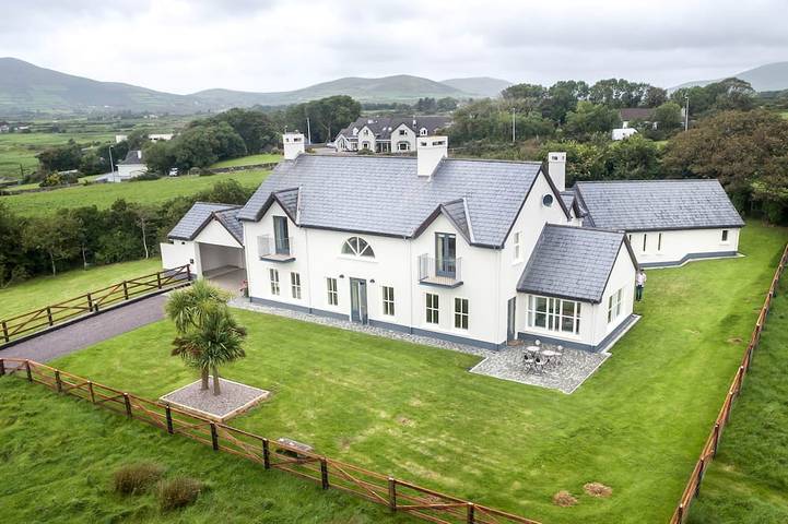 Vacation rental for 9 people, with Balcony and Yard in Dingle Peninsula