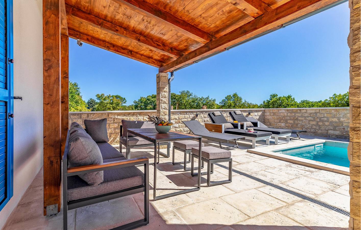 Apartamento espaçoso com piscina e terraço, a 2,5 km da costa in Marcana, Costa Sul de Istria