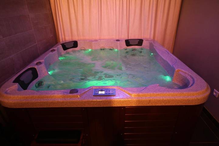 Chambre d’hôte pour 8 personnes, avec sauna et piscine ainsi que vue et jardin, animaux acceptés à Beaucaire - 2