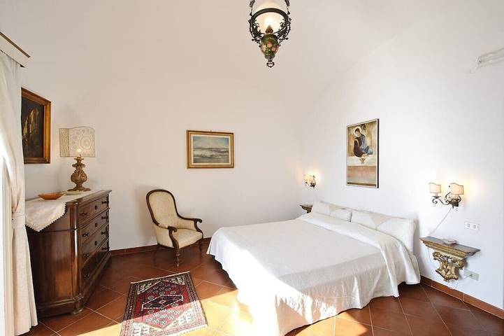 Elegant and central villa with private gated parking in Positano in Spiaggia Fornillo, Positano