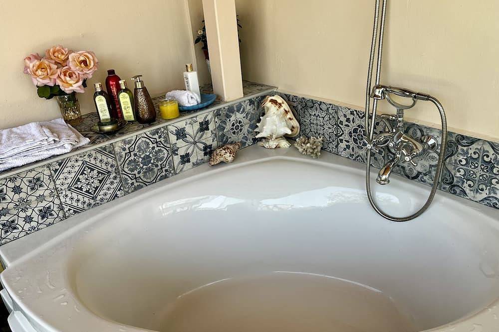 Oasis Retreat with Private Hammam-style bath, Mini Golf Course in Samos