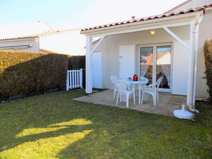Location de vacances pour 4 personnes, avec Terrasse ainsi que Jardin et Piscine en Poitou-Charentes