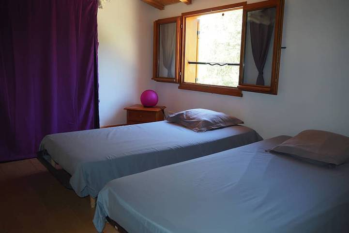 Gîte pour 4 personnes, avec terrasse ainsi que piscine et jardin à Venasque - 2