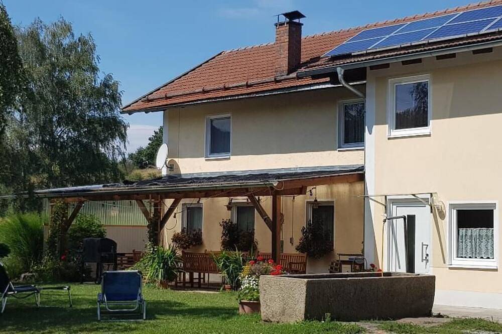 Ganze Wohnung, Geräumige 100qm Ferienwohnung mit Terrasse für 5 Personen in Bad Kötzting, Ostbayern