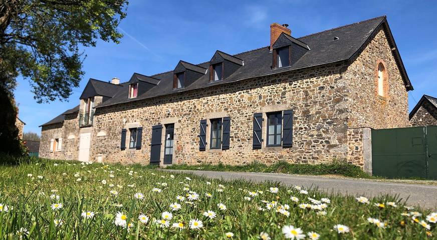 Gîte pour 9 personnes, avec terrasse et jardin dans Soulgé-sur-Ouette