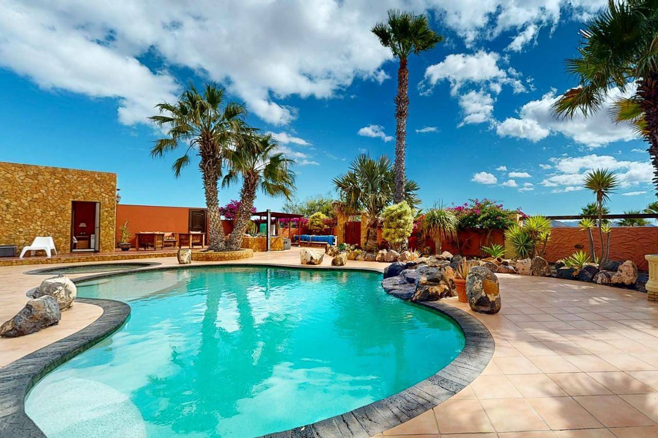 Villa Cora - Traumvilla mit privatem Tennisplatz & beheiztem Pool in Triquivijate, Antigua