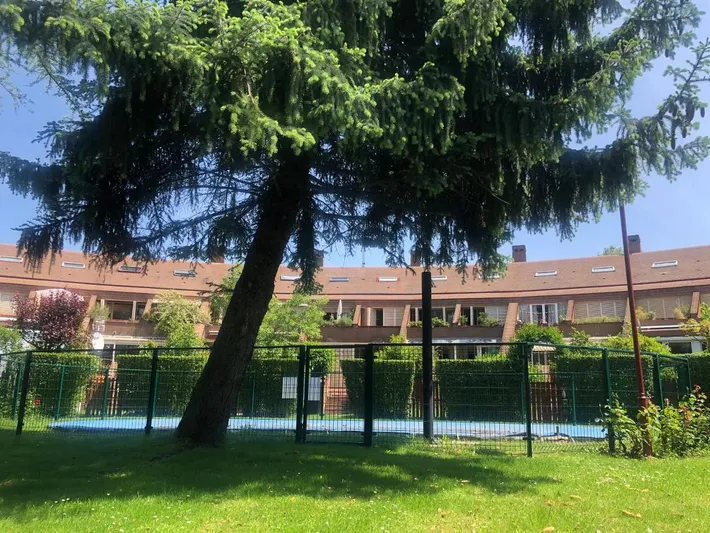 Apartamento de vacaciones para 3 personas, con vistas además de piscina y jardín - 1