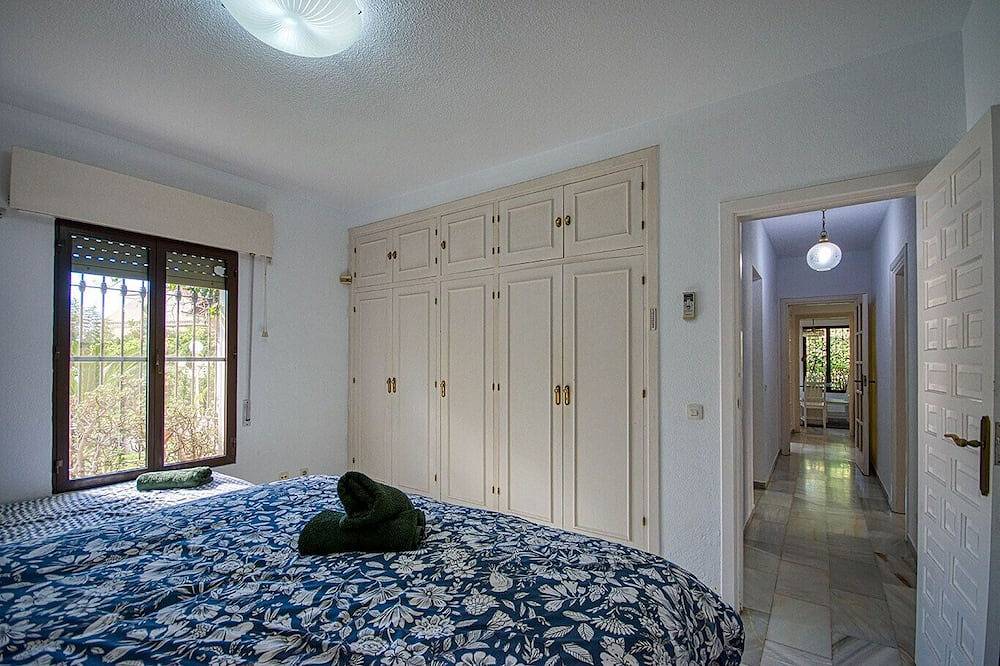 Beautiful Villa Private Pool & Garden Fuengirola Free Wifi 4 min to the beach in Torreblanca (Fuengirola), Fuengirola