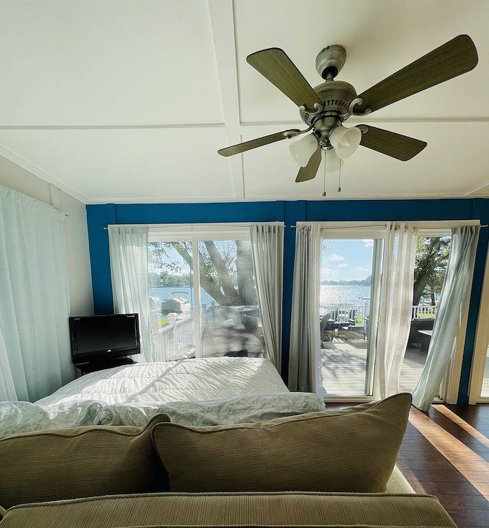 Beach Hut Vibes in this Lake front cottage with hot tub! in Lenawee County