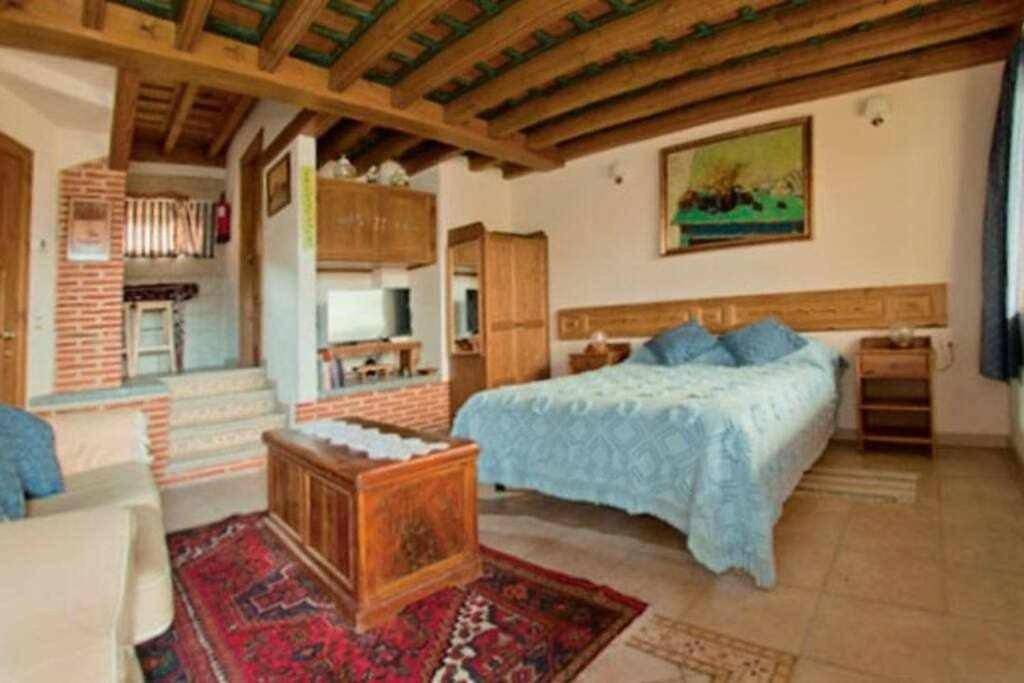 Apartamento entero, One-Bedroom Apartment in Navatejares, Provincia de Ávila
