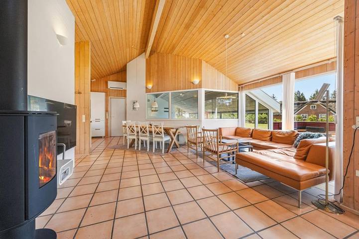 4-star holiday home for 8 people with swimming pool, sauna and hot tub in Nørre Nebel, Varde Region