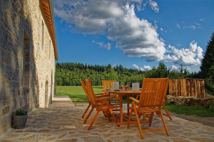 Location de vacances pour 6 personnes, avec Terrasse ainsi que Jardin et Vue à Bugeat