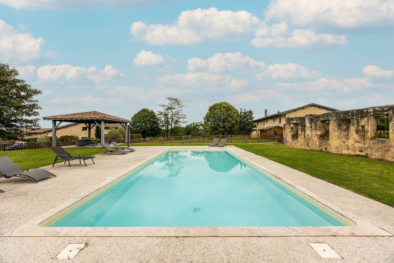 Gîte L'Ombrière avec piscine partagée, terrasse commune et Wi-Fi in Saint-Caprais-de-Bordeaux, Région de Bordeaux