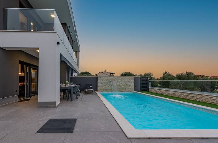 Villa pour 10 personnes, avec jacuzzi et balcon à Turanj - 4