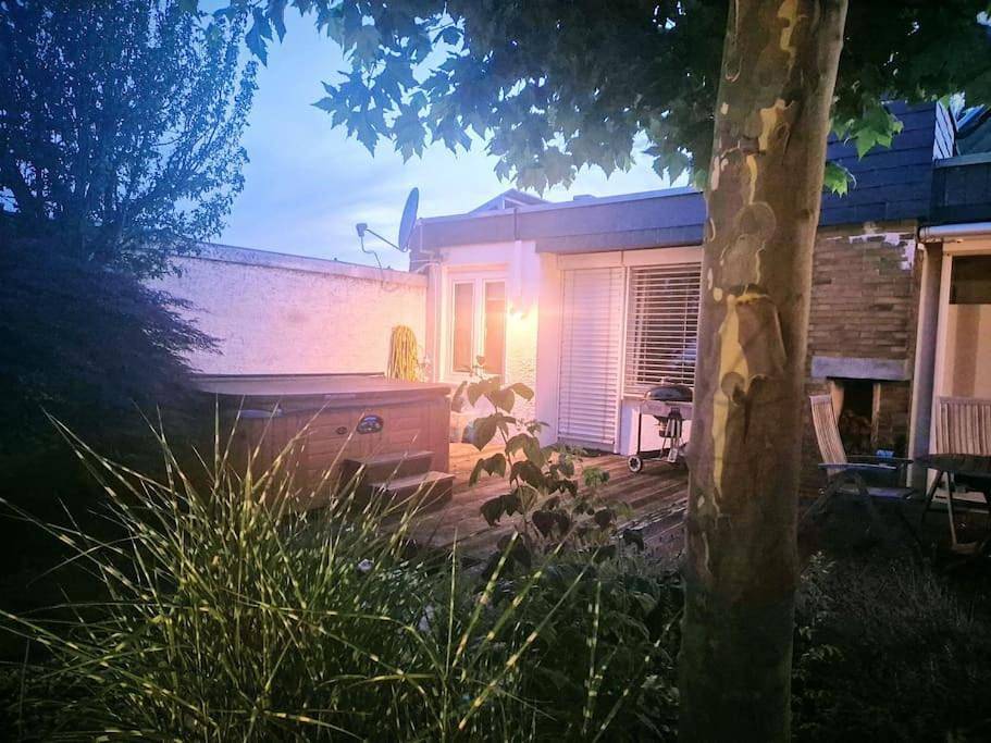 Bungalow, Uneinsehbar, 8 Personen maximal, 3 Personen oben, 5 unten in Eschborn, Main-Taunus-Kreis