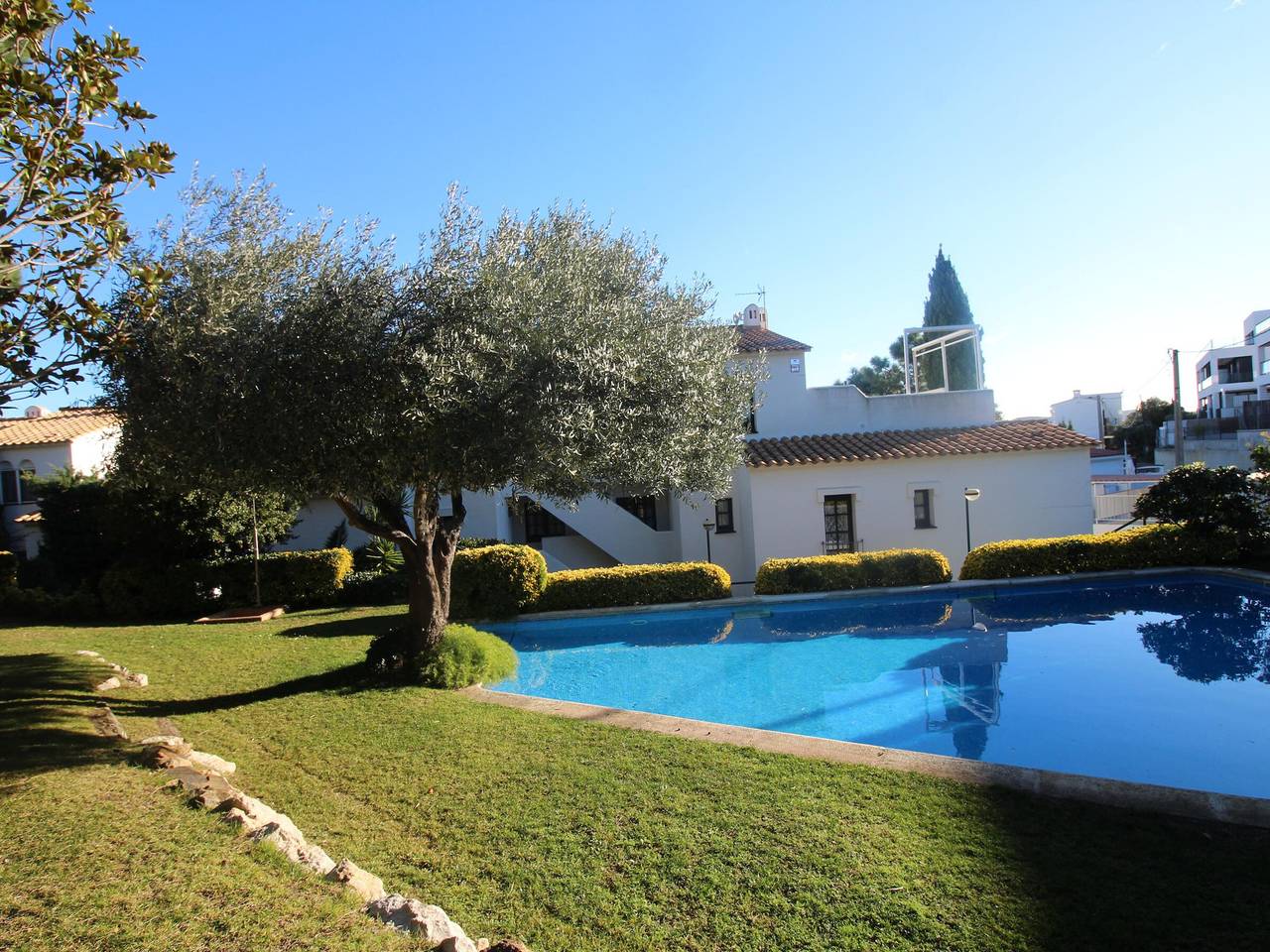 Apartamento entero, Cel 103 Apartamento luminoso y sencillo en residencial ajardinado con piscina comunitaria in Llansá, Alt Empordà