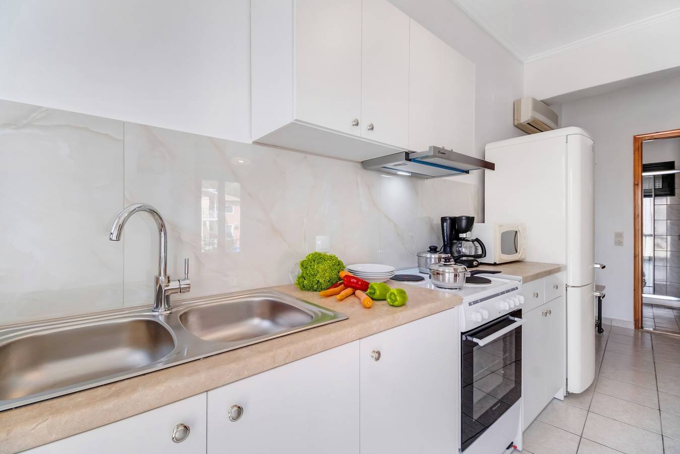 Hel leilighet, Apartment "Nikoleta A" with Sea View, Garden & Wi-Fi in Nikiana, Alexandros