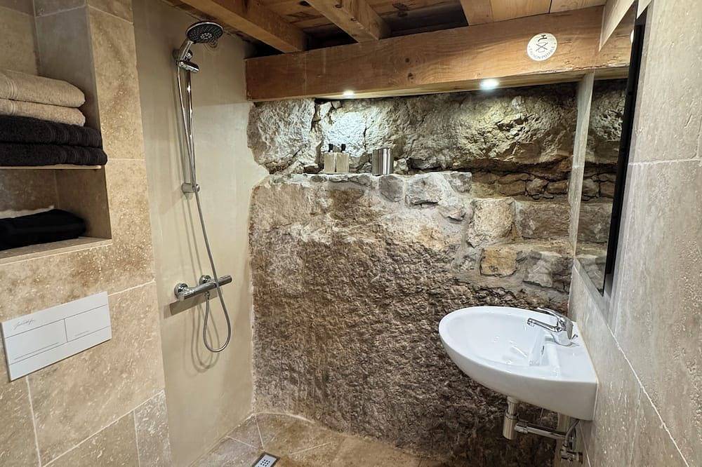 Remote cottage with valley views in Buis-les-Baronnies, Nyons region