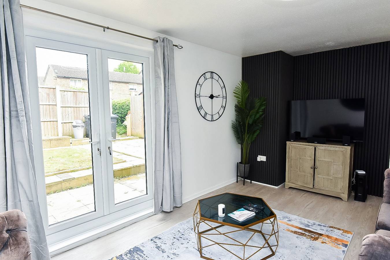 House Sleeps 7 with Parking in Northampton, Northamptonshire