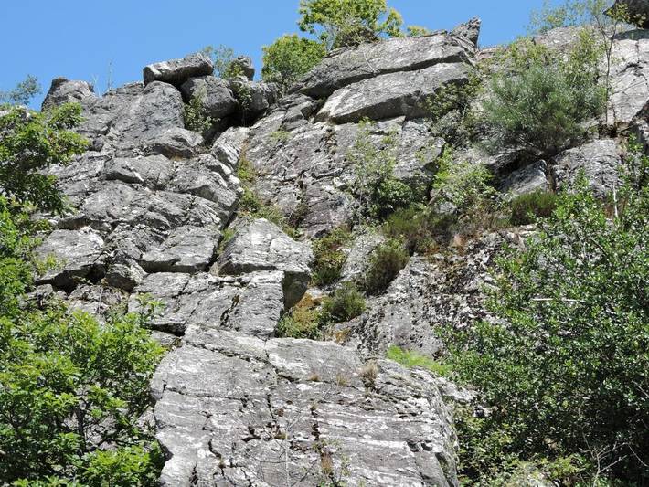 Gîte pour 4 personnes, avec terrasse ainsi que vue sur le lac et vue à Mont-Roc - 2