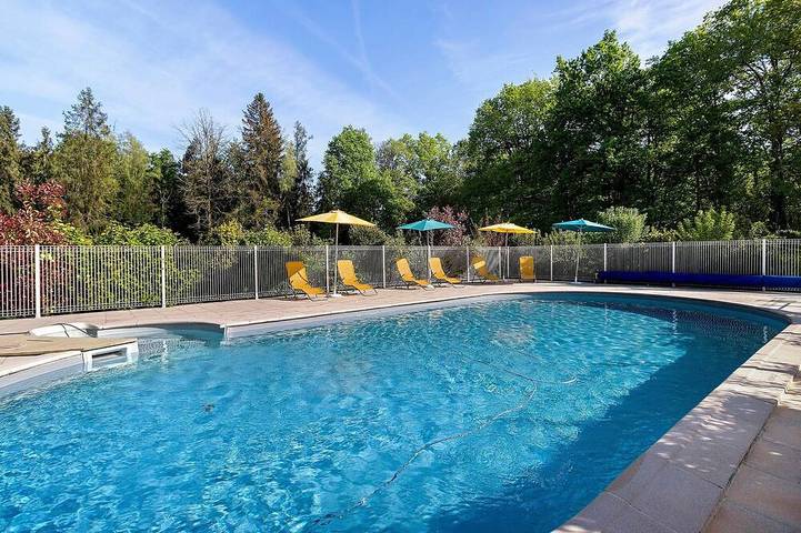 Gîte pour 4 personnes, avec piscine ainsi que jardin et terrasse à Saint-Saud-Lacoussière