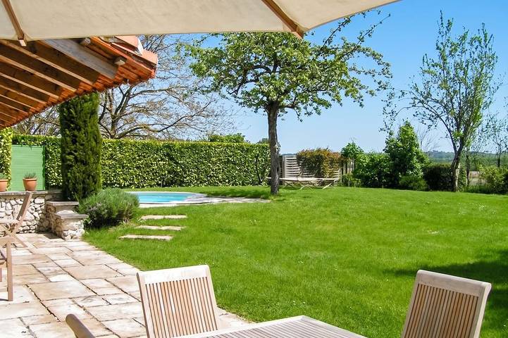 Location de vacances pour 8 personnes, avec Jardin à Bellon