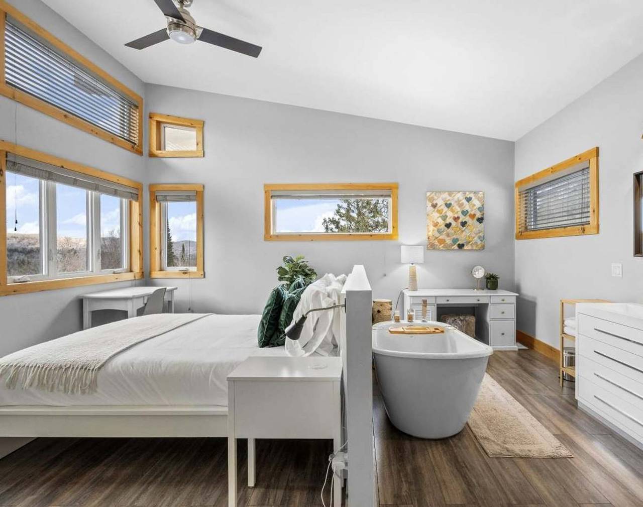 Modern Chalet w Lake Hot Tub in Lac-Supérieur, Quebec