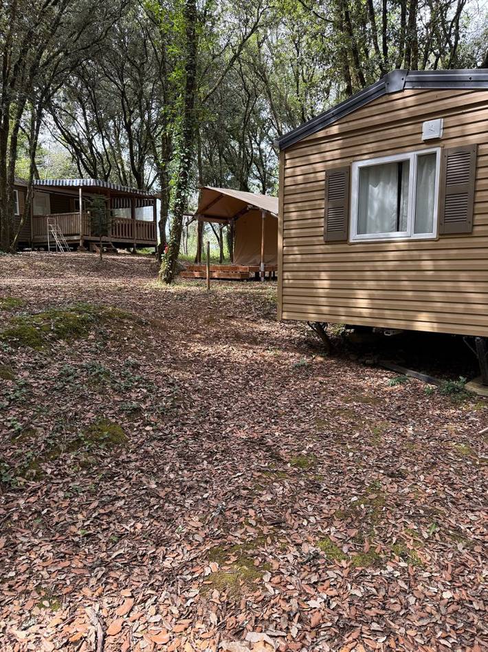 Mobil home pour 5 personnes, avec piscine et terrasse