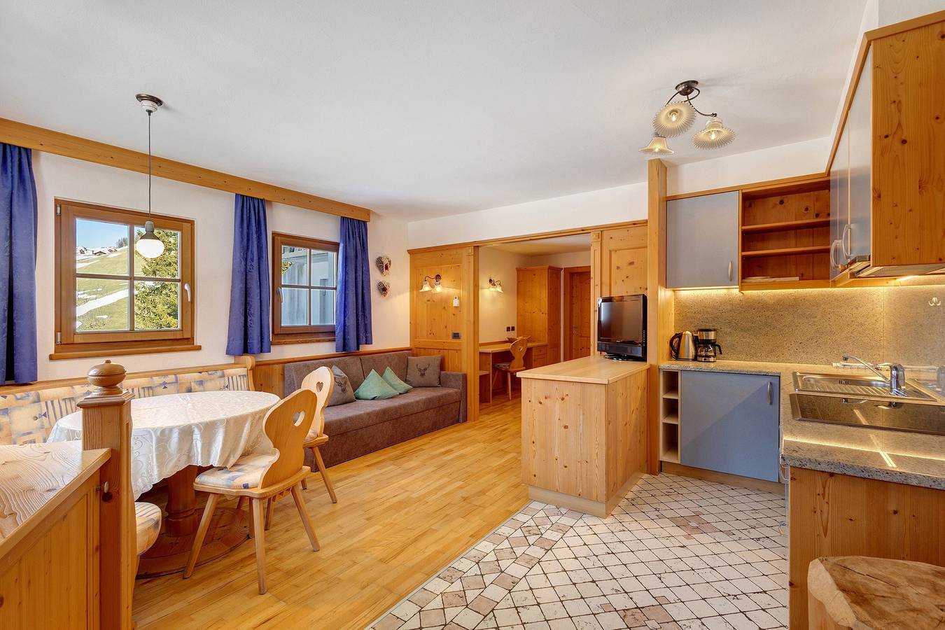 Apartamento entero, Apartamento "Ciasa Mirio Pütia" con vistas a la montaña, Wi-Fi y jardín in Rumestluns, La Valle