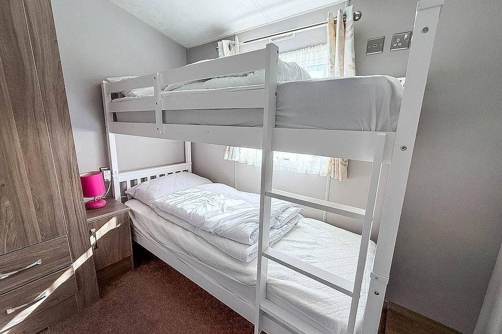 Homely caravan with decking at Manor Park, Hunstanton in Hunstanton, Norfolk Coast