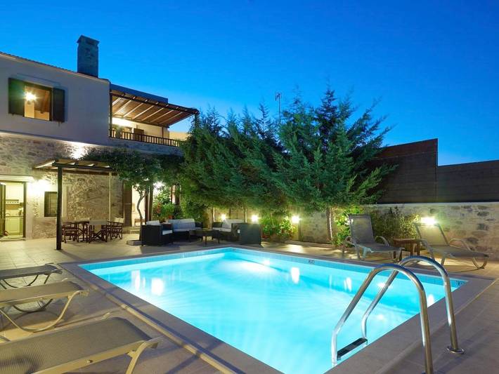 Ferienhaus für 8 Personen, mit Balkon und Whirlpool sowie Terrasse und Garten in Episkopi