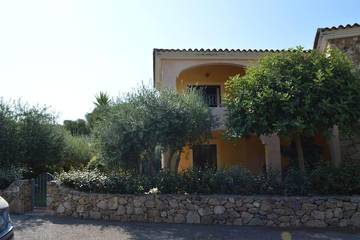 Gîte pour 4 personnes, avec jardin ainsi que terrasse et piscine à Monte Petrosu