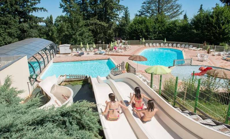 Tente pour 5 personnes, avec Jacuzzi et Terrasse ainsi que Jardin et Bassin pour enfant