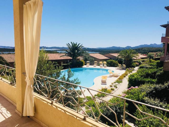 Appartement de vacances pour 4 personnes, avec jardin et balcon ainsi que piscine et vue